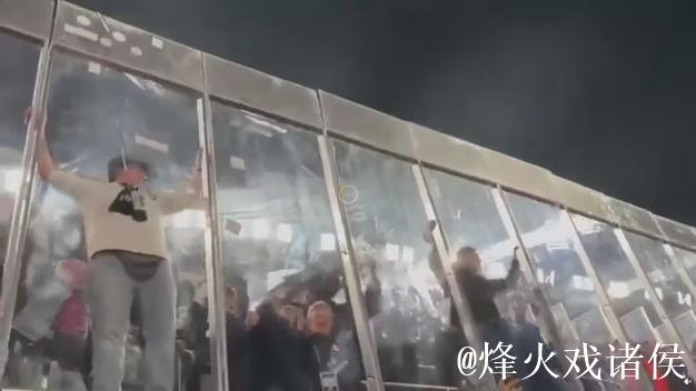 法兰克福球迷在诺坎普引发混乱,或遭欧足联处罚 法兰克福球迷在诺坎普引发混乱,或遭欧足联处罚