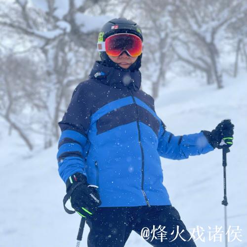 滑雪发烧友感叹刷卡如滑雪,钱包空了笑容还在 滑雪发烧友感叹刷卡如滑雪,钱包空了笑容还在